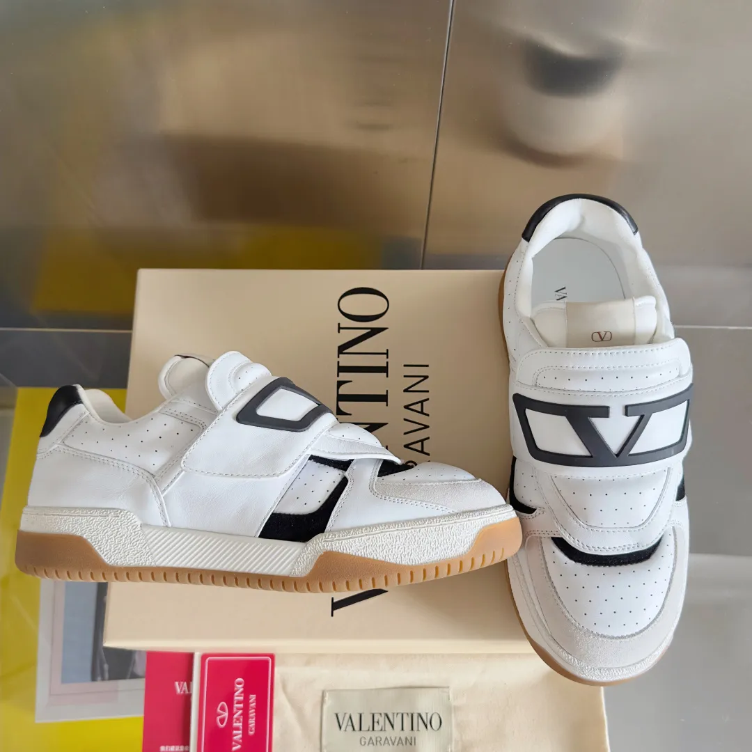 [Valentino] P: 880💰 Couple model, size: ▪️Size: Women's model 35-40 / Men's model 39-44 (45 customized) Valentino Valentino Couple model Joie de Jouer series Velcro Thick sole Bread shoes Couple model Casual sports shoes White shoes Original purchase and development Production Joie de Jouer series The style is simple but not out of style. The pure white base is paired with fresh green and soft beige, and the unique Velcro design highlights your personality. Every detail tells the fashion and quality. Wear it, take a confident step, and start the fashion journey. Exquisite packaging at the delivery counter🛍📦 ▪️Fabrics: Original custom imported first-layer cowhide ▪️Inner lining: Original custom-made soft sheepskin lining ▪️Outsole: Original open-molded anti-slip TPU material ▪️Sole thickness: 3.5CM